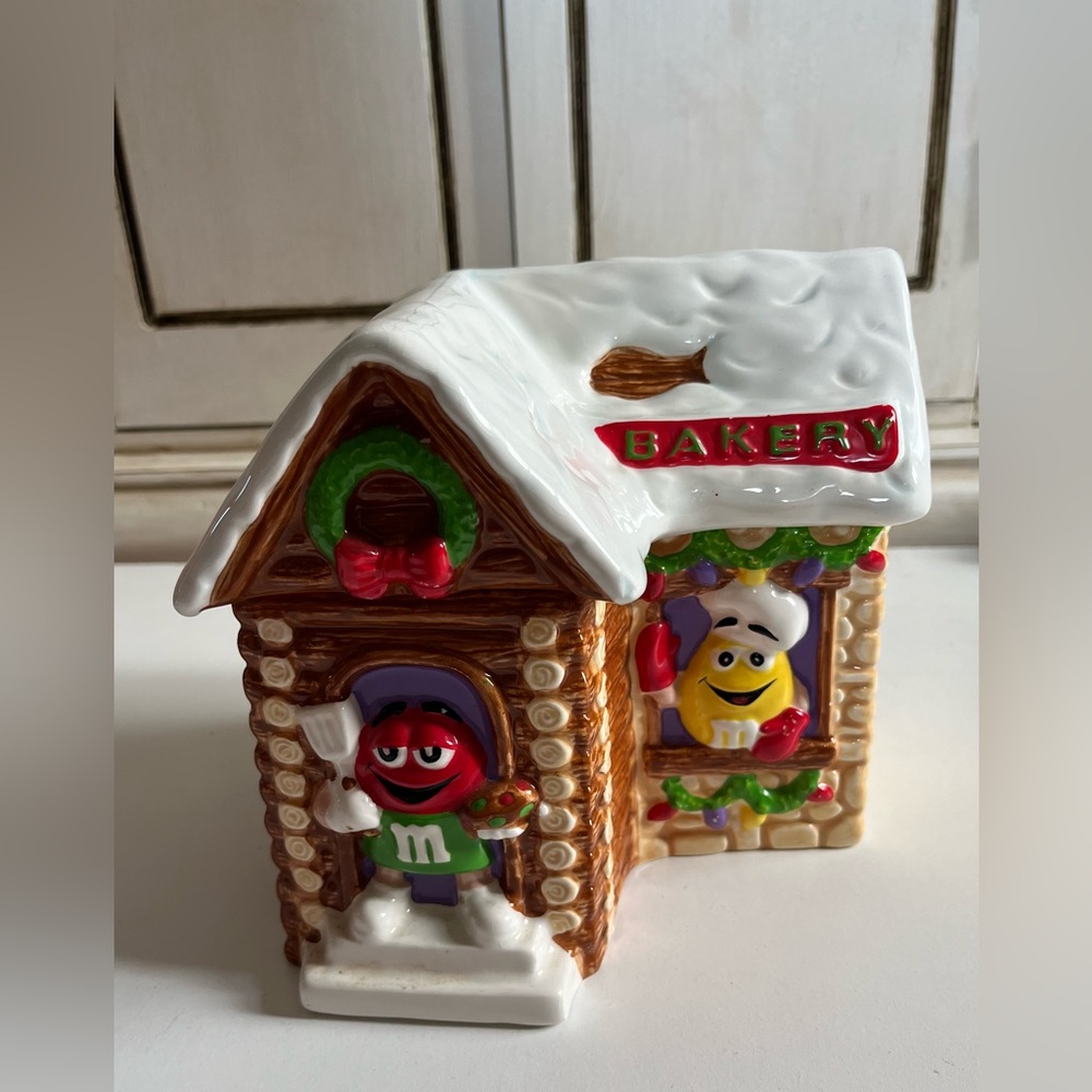 M&Ms Galerie Ceramic Bakery House Log Cabin Christmas Winter Cookie Jar Canister